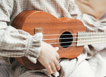 Çocuğunuzun Hayal Gücünü Ateşleyen Büyüleyici Enstrüman: Ukulele